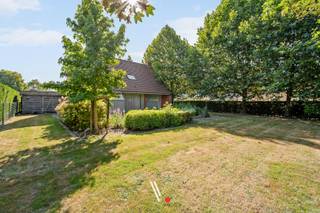 Op zoek naar rust, ruimte en comfort? Deze alleenstaande woning op een perceel van bijna 1.000 m² biedt het allemaal!<br />Gelegen in een rustige straat in Ingelmunster geniet je hier van volledige privacy, een prachtige groene tuin en heel wat ruimte. <br />Mits het voorzien van een condenserende ketel kan EPC-label C behaald worden. <br />In de tuin is nog een handige buitenberging én een uitweg opzij voorzien!<br />Bovendien zijn er 2 regenputten van 10.000 liter aanwezig. <br /><br /><strong>Voor de snelle beslissers! De akte kan op korte termijn verleden worden!</strong><br /><br /><strong>Troeven van deze woning:</strong>
<ul>
<li>Alleenstaande woning</li>
<li><span>Ruim perceel van bijna 1.000 m² met een heerlijke, groene tuin</span></li>
<li><span>Inpandige garage met automatische sectionaalpoort + 3 parkeerplaatsen voor de deur</span></li>
<li><span>Mogelijkheid tot 3 slaapkamers en reeds voorzien van 2 badkamer</span></li>
</ul>
<br /><strong>Indeling:</strong>
<ul>
<li><span><strong>Gelijkvloers:</strong> Ruime en lichtrijke inkomhal, gezellige woonkamer met aansluitende eetplaats en keuken, praktische wasplaats/berging en een ruime inpandige garage.</span></li>
<li><span><strong>Eerste verdieping:</strong> Nachthal, 2 zeer ruime slaapkamers (eenvoudig op te splitsen naar <strong>3 volwaardige slaapkamers</strong> met een tussenmuur) én <strong>2 badkamers</strong>.</span></li>
<li><span><strong>Buiten:</strong> Een heerlijke oase van rust en groen.</span></li>
</ul>
<br />Grijp jouw kans nu! Plan snel je bezoek in voor de kijkdag via www.vanthuynevastgoed.be .<br />
