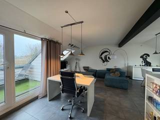 Dit energiezuinige en ruime appartement bevindt zich in een rustige omgeving met zicht op een aangelegde groenzone.Indeling: inkom, leefruimte met...