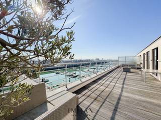 Deze exclusieve penthouse is gelegen in Zeebrugge en biedt een adembenemend zicht op de jachthaven. Bij binnenkomst leidt de ruime inkomhal naar de riante, lichtrijke woonkamer met directe toegang tot het voorste terras. Aansluitend bevindt zich de volledig uitgeruste keuken, die toegang biedt tot het achterste terras. Het appartement beschikt over drie volwaardige slaapkamers, elk met directe toegang tot de terrassen. Daarnaast is het pand voorzien van een badkamer en een aparte douchekamer. Verder zijn er vier fietshaken inbegrepen. Er is tevens de mogelijkheid om de meubels en een autostaanplaats in dezelfde residentie aan te kopen.<br /><br />Maatregelenregister in aanvraag.<br /><br />Aarzel niet om ons te contacteren voor meer info: tel.: 050 62 44 14 of via knokke@immax.be