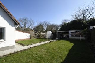 Welkom in deze charmante halfopen woning, gelegen in de geliefde wijk Kapellenkouter.<br />Dit is dé kans om te wonen in een unieke buurt, gekenmerkt door haar ruime percelen en typische bouwstijl.<br /><br />De woning heeft de afgelopen jaren enkele belangrijke modernisaties ondergaan:
<ul>
<li>Centrale verwarming op gas geïnstalleerd</li>
<li>Nieuwe ramen in de hele woning</li>
<li>Vernieuwde elektriciteit</li>
<li>Spouwmuurisolatie voor extra energiezuinigheid</li>
</ul>
Bij binnenkomst word je verwelkomd in een ruime inkomhal.<br />De lichtrijke woonkamer biedt een prachtig zicht op de tuin en zorgt voor een <strong>aangename leefruimte</strong>.<br />De aparte keuken, uitgerust met alle comfort, geeft toegang tot de <strong>droge kelder</strong> – ideaal als extra opslagruimte.<br /><br />Op het gelijkvloers vind je bovendien een badkamer met lavabo, toilet en douche.<br />De zonnige <strong>veranda </strong>leidt naar de ruime, <strong>zonovergoten tuin</strong>, een ware troef!<br /><br />Op de eerste verdieping bevinden zich <strong>drie volwaardige slaapkamers</strong> en een apart toilet.<br />De <strong>zolder</strong>, bereikbaar via een uittrektrap, biedt extra opbergmogelijkheden.<br /><br />Naast de woning is er een parkeerplaats, veilig achter de recent geplaatste poort.<br /><br />Als extra kers op de taart is er een <strong>bijgebouw </strong>waar ook de wasmachine en droogkast staan.<br />Hier werd ook een lavabo en bad geplaatst. Verder kan dit bijgebouw dienst doen als stockage plaats of hobbyruimte.<br /><br />PVC ramen met dubbelglas en centrale verwarming op gas .<br />Bron bewoonbare oppervlakte : EPC - certificaat<br /><br />Ben je op zoek naar een karaktervolle woning op een fantastische locatie? Mis deze kans niet en plan snel je bezoek!<br />Bel ons nu op 03/775.78.79.<br />