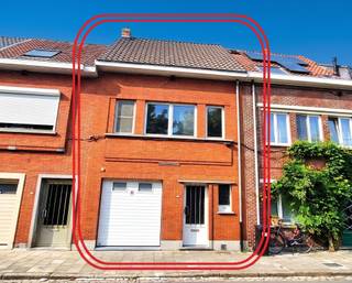 <p><span>INSTAPKLARE RIJWONING MET AANGENAME TUIN AAN DE STADSRAND VAN GENT</span></p><p><span> </span></p><p><span>Deze gerenoveerde woning wacht op u , en uw dromen... </span></p><p><span>Werd in 2014 grondig gerenoveerd en 2020 (dak).</span></p><p><span> </span></p><p><span>INDELING : </span></p><p><span>GLVL :</span><span> Inkom met links toegang tot de garage, rechtdoor komt u in de leefruimte.</span></p><p><span>Deze lichtrijke leefruimte is eetplaats en living inéén, met toegang tot de tuin.</span></p><p><span>Aansluitend de ingerichte keuken met aparte kleine berging, alsook een bezoekersWC. De keuken is voorzien van afzuigkap, kookfornuis met elektrische oven, spoelbak en de nodige kasten.</span></p><p><span>Vanuit de keuken heeft u toegang tot de tuin.</span></p><p><span> </span></p><p><span>Mooie trap in beukenhout naar 1e verdieping.</span></p><p><span> </span></p><p><span>1e VERDIEPING : </span></p><p><span>Overloop. Toegang tot 2 slaapkamers en de badkamer.</span></p><p><span>De betegelde badkamer is voorzien van ligbad, dubbele lavabo, WC en de nodige hangkasten.</span></p><p><span> </span></p><p><span>2e VERDIEPING (ZOLDER)</span></p><p><span>De zolder is nog niet ingericht, maar heeft mogelijkheid tot 2 extra kamers.</span></p><p><span>Hoge plafondhoogte.</span></p><p><span> </span></p><p><span>Verdere extra's :</span></p><p><span>* de diepe tuin achteraan met Westen oriëntatie. Tuinberging</span></p><p><span>* de inpandige garage met automatische poort met afstandsbediening</span></p><p><span>* kleine droge kelder</span></p><p><span>* waterverzachter</span></p><p><span>* condenserende gasketel</span></p><p><span> </span></p><p><span>Overal dubbele beglazing in kunststofprofielen.</span></p><p><span>Elektriciteitskeuring (EK) : conform en geldig tot 2041.</span></p><p><span> </span></p><p><span>Op fietsafstand van Gent met nabijheid winkels, OV.</span></p><p><span>Anderzijds heeft u ook een vlotte verbinding met Gent via Ring R-4.</span></p><p><span> </span></p><p><span>Grond opp. : 180 m² </span></p><p><span>Bewoonbare opp. : +/- 160 m² </span></p><p><span>EPC : 243 kWh/m² UC 3007123-RES-1. </span></p><p><span>Wg/Vg/Gom/Gvkr/Vvg</span></p><p><span>Asbestveilig</span></p><p><span> </span></p><p><span>Vraagprijs: 385.000 € </span></p><p><span>Ligging pand: Pasteurstraat 59 te 9070 Destelbergen.</span></p><p><span> </span></p><p><span>Beschikbaarheid: na verlijden akte.</span></p><p><span> </span></p><p><span>Bezoeken: enkel mogelijk via telefonisch afspraak via Immo-Eden op het nummer 09 222.00.63 .</span></p><p><span> Interesse in dit pand: aarzel dan niet telefonisch contact op te nemen met onze kantoren</span></p><p><span> </span></p><p><span> </span></p><p><span> </span></p>