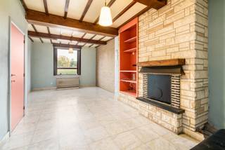 <p>Rustig gelegen woning met vernieuwd dak en veel POTENTIEEL, aan de voet van het Muziekbos! Deze charmante woning geniet van een rustige, aangename locatie met handige oprit en zuidgerichte tuin. Ideaal voor wie op zoek is naar een woning met karakter en mogelijkheden.<br /><br />INDELING: inkom- en traphal, gezellige leefruimte, keuken (geïnstalleerd), veranda, badkamer met ligbad en douche, toilet, wasplaats en kelder. Op de eerste verdieping bevinden zich 2 slaapkamers. Grote zolder met mogelijkheid tot extra kamer(s) en een NIEUW GEÏSOLEERD DAK! Buiten: leuke zuidgerichte tuin, oprit met 1 buitenstaanplaats en een tuinhuis van ca. 10 m². Bovendien werd de elektriciteit reeds vernieuwd.<br /><br />Wat maakt dit pand uniek?<br />♦ ligging aan de voet van het Muziekbos – rustige en groene omgeving – nieuw geïsoleerd zadeldak – zuidgerichte tuin – veranda en wasplaats – grote zolder met uitbreidingsmogelijkheid.<br /><br />Voor wie is dit pand ideaal?<br />♦ Voor starters of koppels die rustig willen wonen nabij natuur.<br />♦ Voor renovatieliefhebbers die een woning naar eigen smaak willen inrichten.<br />♦ Voor investeerders die een pand zoeken met verhuur- en meerwaardepotentieel.<br /><br />Dit zoekertje omvat enkele AI-gegenereerde visualisaties.<br /><br />Te koop via Immo Beguin, jouw vastgoedexpert sinds 2009. Met kantoren in Ronse, Waregem, Kortrijk, Deinze, Doornik en Lessines.<br />✉️ info@immobeguin.be<br />📞 +32 486 60 66 00</p>