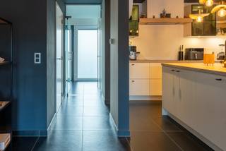 <span>Instapklare en energiezuinige woning met stijlvolle en duurzame inrichting, stadstuin en garagebox + autostaanplaats in Zelzate centrum</span><br /><br /><span>Deze verzorgde woning uit 2009 met een praktische indeling en gelegen in een rustige, verkeersluwe straat, op korte afstand van het centrum, de markt en belangrijke verbindingswegen.</span><br /><span>Indeling: </span><br /><span>Aparte inkomhal met gastentoilet en praktische berging/technische ruimte. Vanuit de inkomhal komt u verder in de aangename leefruimte, die zich volledig aan de tuinzijde bevindt. Dankzij de grote raampartij en het ruime schuifraam geniet u hier van een mooie connectie met het terras en de vijver.</span><br /><span>De open keuken (2023) vormt het hart van de woning en is volledig ingericht met duurzame materialen en kwalitatieve toestellen. De combinatie van maatkasten, een tweede praktische berging naast de keuken en de doordachte inrichting zorgt voor een bijzonder functionele leefruimte. Bovendien is er airconditioning voorzien.</span><br /><span>Op de eerste verdieping bevindt zich de ruime nachthal, die toegang biedt tot twee slaapkamers, de badkamer en een afzonderlijk toilet. De badkamer beschikt over zowel een ligbad als een douche, een dubbele lavabo met meubel en een praktische technische ruimte. Eén van de slaapkamers beschikt over een ruime dressing en beide kamers bieden aangenaam zicht en lichtinval. In de slaapkamer aan de tuinzijde is eveneens airconditioning aanwezig.</span><br /><span>Dankzij de combinatie van deze energiezuinige voorzieningen en de goede isolatie behaalt de woning een gunstige EPC-score B. De elektrische installatie is bovendien conform het AREI.</span><br /><span>Ook buiten heeft deze woning heel wat te bieden. De volledig omheinde, onderhoudsvriendelijke tuin is aangelegd met een aangenaam terras en een charmante vijver en vormt een heerlijke plek om tot rust te komen. Een zonneluifel zorgt op warme dagen voor extra comfort. Via een poortje in de tuin bereikt u rechtstreeks de bijhorende garagebox en autostaanplaats.</span><br /><span>Troeven:</span><br /><span>• Instapklare en goed onderhouden woning</span><br /><span>• Bouwjaar 2009</span><br /><span>• Ca. 132 m² bewoonbare oppervlakte</span><br /><span>• Perceel van ca. 115 m²</span><br /><span>• Stijlvolle en praktische inrichting</span><br /><span>• Onderhoudsvriendelijke, volledig omheinde tuin met terras en vijver</span><br /><span>• Zonneluifel + screens + vliegenramen</span><br /><span>• Airconditioning op het gelijkvloers en in de slaapkamer</span><br /><span>• EPC-label B</span><br /><span>• Zonnepanelen (375 Wp) en thuisbatterij</span><br /><span>• Recente gascondensatieketel (2021)</span><br /><span>• EK conform</span><br /><span>• PVC ramen met hoogrendementsbeglazing</span><br /><span>• Bijhorende garage + autostaanplaats</span>