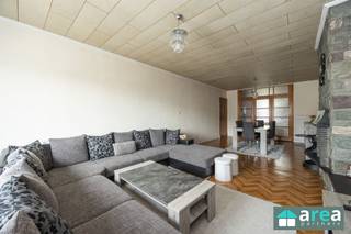 Op te frissen 2-slpk- appartement op de derde verdieping van een kleinschalig residentieel gebouw van 4 units. Het gebouw is gelegen in de gegeerde buurt Morkhoven, een rustige en groene omgeving op wandelafstand van 't Rivierenhof. Omwille van de ligging is er een goede bereikbaarheid met het openbaar vervoer en is er een vlotte verbinding naar het stadscentrum en verschillende invalswegen. Grootste troeven:-Centrale locatie-Vernieuwde ketel-Dak geïsoleerd-Aparte meters-Incl. kelderberging Huidige indeling:V3 (75m²): living, keuken, berging, 2 slaapkamers waarvan 1 doorloop, badkamer. Voor meer informatie kan u terecht bij Area Partners. INFO@area.be of 03/284.60.60