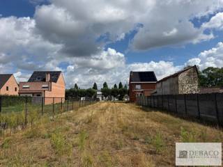 Gunstig gelegen bouwgrond met vergund project voor HOB! <br /><br />Deze bouwgrond is gelegen op een uitstekende locatie te Wiekevorst en heeft een totale oppervlakte van 805 m². <br /><br />De bouwgrond beschikt tevens over een vergund project voor een halfopen bebouwing voor een eengezinswoning met bijgebouw!<br /><br />Plannen zijn te verkrijgen via kantoor. <br /><br />Stedenbouwkundige inlichtingen in aanvraag. <br /><br />Hebt u interesse in deze mooie bouwgrond te Wiekevorst? <br />Contacteer ons via info@debaco.be of bel ons op 014/73.77.77