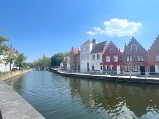 CHARMANTE TRAPGEVELWONING met 2 SLPKS &amp; TUINTJE op prachtige ligging aan de Reien. Indeling: inkomhal met gastentoilet. Gezellige leefruimte met keuken in Landelijke Stijl. ZONNIG tuintje met terras &amp; ruime berging/wasplaats. 1°V: 2 volwaardige slaapkamers en een badkamer met dubbel lavabomeubel, wc en douche. 2°V: ruime bergzolder. Cv op aardgas, epc 206 kWh/m2, uc 20231210-0001983310-RES-2. Asbestveilig. Conformiteitsattest aanwezig. Vrij vanaf 1/10/2026. 