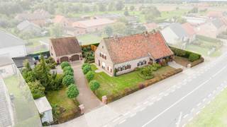 <p>Aan Zwaantje 103-105 sta je voor een open bebouwing uit 1977 op een perceel van 1.740 m².<br />Wie hier aankomt, merkt meteen hoeveel ruimte er rondom is. Het perceel is ongeveer 50 meter breed langs de straat.</p><p>Het gebouw telt twee woonentiteiten met elk een eigen huisnummer. De verkoper zelf woont in het grootste deel, een kleinere entiteit is op heden verhuurd.<br />Beide genieten een EPC B-label (182 kWh/m² jaar en 199 kWh/m² jaar) en alle technieken zijn gescheiden. Zo kan je de twee woningen volledig onafhankelijk van elkaar laten functioneren.</p><p>Nummer 105<br />Je komt binnen in de inkomhal die toegang geeft tot de leef- en zitruimte. Daarnaast vind je de keuken en een garage met achterinkom, toilet en koele berging. Er zijn drie slaapkamers en een badkamer.</p><p>Nummer 103<br />Via de achterinkom kom je in de keuken en de berging. Daarna volgen de leefruimte, een badkamer en een slaapkamer. Dit is een compactere, praktische entiteit, ideaal voor een familielid, een huurder of als eigen bewoning.</p><p>Beide woningen komen via een zoldertrap uit op een ruime zolder. Die is momenteel niet afgescheiden en geeft heel wat extra mogelijkheden.<br />Wat opvalt is de zeer degelijke dubbele garage met betonnen gewelven en verdieping. Dit is een bijzonder stevige constructie die zich leent voor opslag, een atelier of hobbyruimte.<br />De tuin is niet opgesplitst en vormt één geheel, wat het gevoel van ruimte nog versterkt.</p><p>Mogelijkheden:</p><ul><li><p>Behouden zoal het is: twee woningen naast elkaar, met één bewoond deel en één verhuurd deel,</p></li><li><p>Kangoeroewoning: twee generaties op één domein,</p></li><li><p>Omvormen tot een eengezinswoning,</p></li><li><p>Ontwikkeling: met een breedte van 50 meter bieden zich hier mogelijkheden tot halfopen en open bebouwing. Na afbraak van de bestaande gebouwen laat de gemeente enkel deze types toe, uiteraard mits de nodige vergunningen.</p></li></ul><p>De beschikbaarheid is in overleg te bepalen, de verkoper blijft wonen tot de zomer van 2027, voor de verhuurde entiteit moet de wettelijke opzegtermijn gerespecteerd worden.</p><p>De vermelde prijs betreft een richtprijs. De eigenaar-verkoper behoudt zich het recht voor om een bod al dan niet te aanvaarden.</p><p>Wilt u deze eigendom en zijn troeven zelf ontdekken, neem dan zeker contact op voor het plannen van een bezoek ter plaatse.<br /><strong><u>Interesse?</u></strong> Contacteer Steffi telefonisch op 0498/50.50.94 of per mail steffi@vastgoeddevos.be</p>
