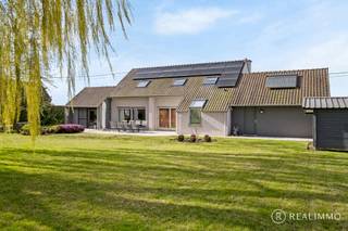 Deze villa met tijdloze architectuur bevindt zich in een rustige en landelijke omgeving te Escanaffles, vlak aan de taalgrens. De woning geniet...