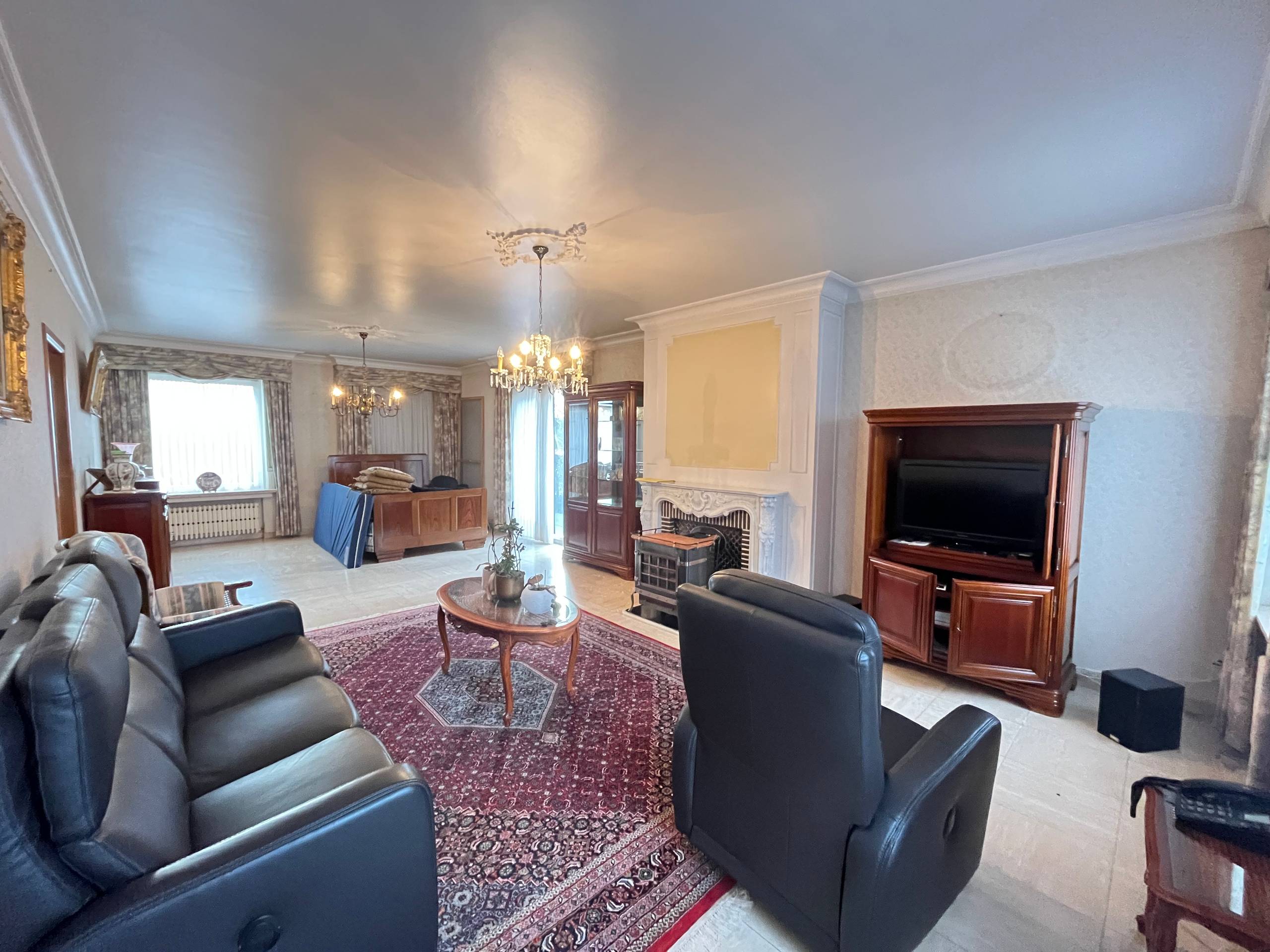 Ruime open bebouwing met 5 slaapkamers en  2 garages - foto 4