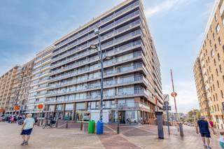 Vous rêvez de vous réveiller avec une vue imprenable sur la mer ? Cet appartement de Blankenberge combine des vues à couper le souffle avec un excellent certificat de performance énergétique et un emplacement de rêve absolu sur la côte. C'est une excellente opportunité pour ceux qui cherchent à acheter une résidence secondaire ou qui recherchent un investissement locatif de vacances intelligent. Grâce à notre gamme de biens immobiliers de qualité, nous vous proposons ce bâtiment prêt à emménager situé sur le Zeedijk de Blankenberge.<br /><br />Disposition de la propriété :<br /><br />- Hall d'entrée<br />- Toilettes séparées pour les invités<br />- Espace de vie lumineux avec vue frontale panoramique sur la mer<br />- Cuisine installée<br />- Chambre spacieuse<br />- Salle de bain<br />- Deux terrasses pour profiter pleinement de l'extérieur<br />- Rangement privé au sous-sol<br />- Abri à vélos commun<br /><br />Emplacement et avantages supplémentaires :<br />L'emplacement unique sur le Zeedijk de Blankenberge garantit un accès facile par les transports en commun, le tramway côtier et la voiture. Les supermarchés, les restaurants chaleureux et le port de plaisance animé sont accessibles à pied. Cette propriété économe en énergie est maintenant en vente et constitue l'achat idéal pour ceux qui souhaitent profiter d'une propriété sur la côte belge.<br /><br />Vous souhaitez devenir propriétaire de cet appartement à Blankenberge ? N'hésitez pas à nous contacter pour plus de détails ou pour découvrir cette vente de plus près.<br /><br />Registre des mesures: non