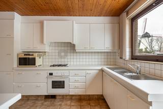 <strong>Ruime open bebouwing met 3 slaapkamers op een perceel van 914<span>m²</span>. Gelegen in een rustige straat in een residentiële buurt maar toch vlakbij alle voorzieningen. EPC 208 kWh/m². Label C.</strong><u><strong><br /><br />Ligging</strong></u>: gelegen vlakbij het centrum van Mol Ezaart, in een mooie straat op een zeer rustige locatie toch vlakbij scholen, supermarkt en natuur. <br /><br /><u><strong>Indeling</strong></u>: inkomhal, vestiaire, gastentoilet, woonkamer, eetkamer, keuken, wasplaats, 3 slaapkamers, badkamer, zolder, garage, tuinhuis en tuin.<br />
<p><u><strong>Om<span>schrijving</span></strong></u><span>: </span>bij het betreden van de woning komt u binnen in de inkomhal met een apart gastentoilet. Van daaruit stapt u de ruime woon- en eetkamer in 2 delen binnen, die met een oppervlakte van 35 m² een gezellige en lichtrijke leefruimte vormt. De grote raampartijen zorgen voor een overvloed aan natuurlijk licht en creëren een open gevoel. Aansluitend op de eetkamer bevindt zich de ruime keuken met daarnaast een handige berging/wasplaats. Vanuit de keuken kunt u naar de droge kelder. Naast een grote kruipruimte vindt u er ook 2 grote kelders die zich perfect lenen als proviand- en opslagruimte.</p>
<p>Aan de zijkant van de woning vindt u drie slaapkamers. De eerste slaapkamer is perfect als hoofdslaapkamer. De tweede en derde slaapkamer kunnen gebruikt worden als kinderkamer, logeerkamer of kantoor. De badkamer is ruim met o.a. douche, ligbad, lavabo en toilet.<br /><br />Op de eerste verdieping bevindt zich een grote zolderruimte verdeeld over verschilldende zones. Dankzij het royale vloeroppervlak is dit een echte troef voor wie op zoek is naar uitbreidbare woonruimte. Ramen zijn reeds aanwezig.</p>
Naast de woning is er een afgesloten garage voorzien waar de wagen droog kan staan. Palend aan deze garage staat een bijgebouw dat dienst doet als tuinberging.<br />De grote tuin is een enorme troef omwille van de oost-oriëntatie, men geniet er alle rust en privacy en hij geeft een prachtig uitzicht op de <span>Ezaartse windmolen. </span><br /><br />De woning is in 2015 voorzien van dakisolatie en 10 zonnepanelen. In 2016 is er airco geplaatst. De hoofdverwarming is op mazout maar de brander werd in 2013 nog vernieuwd.<br />De woning is ideaal voor wie op zoek is naar een woning met alle voorziening op het gelijkvloers!<br /><br />Bijzondere Informatiplicht: Stedenbouwkundige inlichtingen: vergunning uitgereikt (Vg), gelegen in woongebied (Wg), geen dagvaarding uitgebracht (Gdv), geen voorkooprecht (Gvkr), verkavelingsvergunning uitgereikt (Vv)