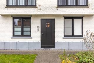 ENKEL BEZOEKEN MOGELIJK DOOR ONDERSTAANDE LINK VOLLEDIG EN CORRECT IN TE VULLEN: https://mijnhuurprofiel.be/property/6030ff23-33b4-4692-a5d3-a0d5d8ac21d3/login<br /><br />Op de gelijkvloerse verdieping van dit recente gebouw bevindt er zich dit appartement met 2 slaapkamers.<br /><br />Indeling: inkomhal met apart toilet, ruime leefruimte (voorzien van airco) met een geïnstalleerde open keuken en toegang tot het terras met tuintje via de schuifraam. Naast de keuken een berging met aansluiting voor wasmachine en droogkast, 2 volwaardige slaapkamers (waarvan de masterbedroom voorzien is van ingemaakte kasten) en een badkamer.<br /><br />Ondergronds een autostaanplaats en kelderberging, reeds inbegrepen in de huurprijs en toegankelijk via de lift.<br /><br />Gemeenschappelijke kosten: Een provisie van € 100 per maand.<br />Alle nutsvoorzieningen zijn rechtstreeks af te sluiten door de huurder.<br /><br />Het appartement is beschikbaar vanaf 1 maart 2026.<br /><br />Voor meer info of een bezoek ter plaatse kan u vrijblijvend contact opnemen met Lieselotte via lieselotte@reds.be.