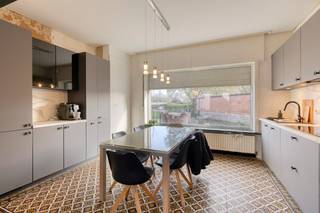 De woning onderging reeds belangrijke vernieuwingen: zo werden de keuken, badkamer, ramen én dakisolatie al aangepakt. Hierdoor kan u zich volledig focussen op de verdere afwerking en inrichting naar eigen smaak en budget.Indeling:InkomhalLeefruimteVernieuwde keukenBadkamer3 volwaardige slaapkamersZolder bereikbaar via vaste trap (mogelijkheden tot extra kamer/hobbyruimte)Dubbele garage met extra bergruimteKortom, een ideale opportuniteit voor wie op zoek is naar een woning met stevige basis, waar u zelf nog de laatste hand aan kan leggen.Interesse? Neem gerust contact op voor meer informatie of een bezoek ter plaatse!Dit pand is onderworpen aan de renovatieverplichting van de Vlaamse overheid voor residentiële gebouwen (behoudens bij sloop binnen 5 jaar na de aankoop). Consulteer voor meer informatie de website van het Vlaams Energie- en Klimaatagentschap via https://www.vlaanderen.be/een-woning-kopen/renovatieverplichting-voor-residentiele-gebouwenBestuursmaatregelen in het maatregelenregister: nee