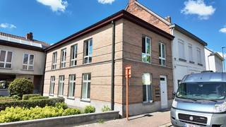 Het voormalig gerechtsdeurwaarderskantoor van meester Maryns is gelegen in de Aflons Sifferstraat op een boogscheut van het gemeenteplein van Zomergem.<br /><br />Via de inkomhal is er een balie en wachtplaats voorzien.<br /><br />Het kantoor biedt ruimte voor meerdere bureauplaatsen die allemaal genieten van veel natuurlijk zonlicht. Er is een archiefruimte met vele ingemaakte kasten, een kitchenette en een toilet.<br /><br />Daarnaast is er ook nog een aparte kantoor vooraan.<br /><br />Deze ruimte biedt heel veel mogelijkheden en worden graag besproken na afspraak.