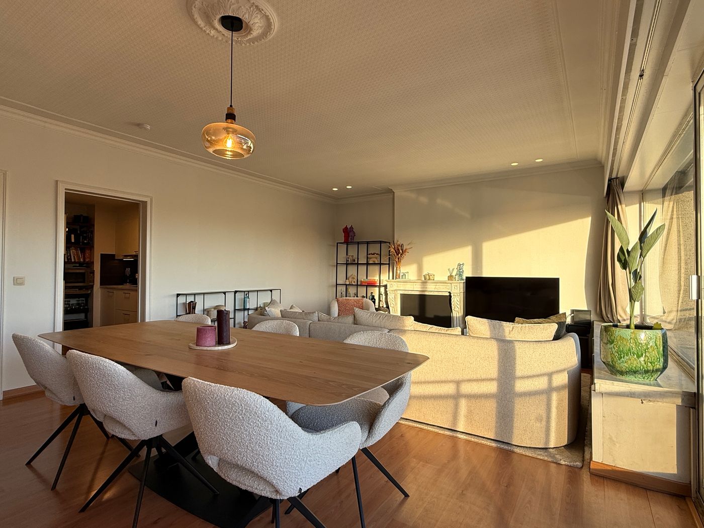 Ruim twee-slaapkamer appartement met terras - photo 4
