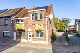 Bent u op zoek naar een instapklare woning op een centrale ligging? Dan is deze woning in het centrum van Hamme zeker een bezoek waard!<br /><br />Op het gelijkvloers beschikt de woning over een inkomhal van 3 m², een apart toilet, een bureauruimte van 5 m² en een aangename woonkamer met open, geïnstalleerde keuken van 30 m². Aansluitend aan de keuken bevindt zich een praktische berging van 4 m².<br /><br />De badkamer bevindt zich eveneens op het gelijkvloers en is uitgerust met een wastafel en inloopdouche.<br /><br />Op de eerste verdieping bevinden zich drie slaapkamers van respectievelijk 8 m², 6 m² en 12,5 m².<br /><br />Troeven van deze woning:<br />- Vernieuwde ramen<br />- 6 gekeurde zonnepanelen<br />- Centrale verwarming op aardgas<br />- Rookmelders aanwezig<br />- Geïnstalleerde keuken<br />- EPC-label C<br />- Centrum Hamme met alles in de buurt<br /><br />De woning is momenteel verhuurd met huurcontract.<br /><br />Een praktische woning met drie slaapkamers, een gelijkvloerse badkamer en een centrale ligging in Hamme. Ideaal voor wie op zoek is naar een woning die zonder grote renovatiewerken kan worden betrokken.<br /><br />Interesse om deze woning te ontdekken? Neem dan contact op via felix@uw-huis.be of bel ons kantoor tijdens de kantooruren op 052 46 38 03.