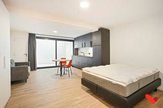 Ben je op zoek naar een comfortabele studentenstudio op een toplocatie, of wil je investeren in vastgoed met zekerheid?<br /><br /><br />Deze instapklare studio van ca. 40 m² voldoet aan alle moderne normen en is meteen beschikbaar. Het gebouw werd in 2020 volledig gerenoveerd, wat zorgt voor een asbestveilige omgeving, een conforme elektriciteitskeuring én een gunstig EPC-label B.<br /><br /><br />De studio beschikt over een lichtrijk woongedeelte met slaaphoek, een open en volledig ingerichte keuken (kookplaat, koelkast, combi-oven en vaatwasser), een badkamer met inloopdouche en lavabo, een apart toilet en een ruime berging met aansluiting voor een wasmachine. Vanuit het leefgedeelte stap je rechtstreeks naar het privatief terras, waar je rustig kan genieten.<br /><br />Wenst je meer informatie of een afspraak te plaatse? Aarzel dan zeker niet om contact op te nemen met BVM Vastgoed op het telefoonnummer 016 23 21 45 of via info@bvm-vastgoed.be<br /><br /><br />Naast je eigen studio profiteer je ook van de gemeenschappelijke keuken en leefruimte in het gebouw. Dankzij de centrale ligging vlak bij het station van Leuven en de vlotte verbinding met het stadscentrum is dit een bijzonder interessante plek voor studenten en investeerders.<br /><br /><br />Troeven:<br />* centrale ligging nabij Station Leuven<br />* volledig gerenoveerd in 2020<br />* EPC B, asbestveilig en conforme elektriciteit<br />* privatief terras en ruime bergruimte