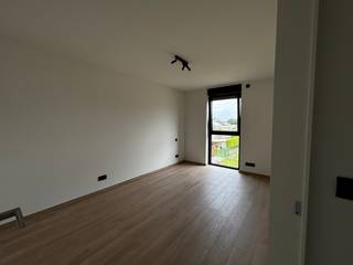 Energiezuinig nieuwbouwappartement te huur in het project VISA VERSA aan de Visésteenweg 43 te Riemst.<br /><br />Dit lichtrijke hoekappartement op de eerste verdieping biedt een ruime bewoonbare oppervlakte en een ruim, zongericht hoekterras met twee oriëntaties, ideaal om de hele dag van de zon te genieten.<br /><br />Indeling: ruime leefruimte met open, volledig uitgeruste keuken, 2 slaapkamers, 1 badkamer en 2 toiletten. Alles tijdloos en hoogwaardig afgewerkt.<br /><br />Comfort en lage energiekosten dankzij warmtepomp, zonnepanelen en vloerverwarming.<br /><br />Extra: autostaanplaats, fietsberging en privékelder.<br /><br />Ligging: rustig gelegen aan de rand van Riemst, met vlotte verbinding richting Maastricht, Tongeren en Bilzen. Scholen, winkels en openbaar vervoer in de nabije omgeving.<br /><br />Huurprijs: € 1.200/maand + € 50 gemeenschappelijke kosten. <br /><br />Onmiddellijk beschikbaar.<br /><br />Interesse? <br /><br />Contacteer ons voor een bezichtiging.