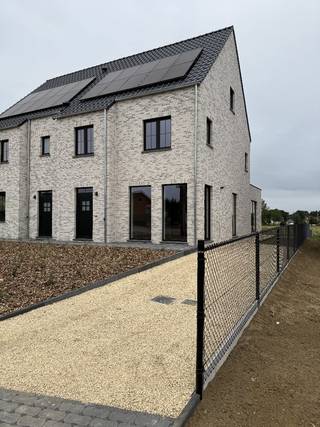 Prachtige halfopen bebouwing met 4 slaapkamers en uniek uitzicht
Op zoek naar een moderne en instapklare woning met ruimte, comfort én een prachtig uitzicht? Deze stijlvolle halfopen bebouwing combineert hedendaags wooncomfort met een aangename, groene omgeving.
De woning omvat verder:
- 4 ruime slaapkamers
- Badkamer met ligbad én aparte douche
- 2 toiletten
- Volledig ingerichte keuken voorzien van alle toestellen
- Warmtepomp voor een energiezuinige verwarming
- Vloerverwarming op het gelijkvloers
- Wachtkabel voor een laadpaal reeds voorzien
- Aangename tuin met een adembenemend mooi en weids uitzicht
De combinatie van energiezuinige technieken, comfortabele leefruimtes en de prachtige ligging maakt deze woning bijzonder aantrekkelijk voor zowel gezinnen als wie op zoek is naar een moderne, toekomstgerichte thuis.
Een woning met ruimte, comfort en een uitzicht om elke dag van te genieten.