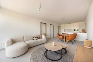 <p>OPENDEURDAG Zaterdag 04/07/2026 Op afspraak<br /><br />Op een strategische locatie in Zandhoven nabij het centrum verrijst <strong><em>Residentie Veertien</em></strong>, een nieuwbouwproject dat hedendaagse architectuur, verfijnd wooncomfort en toekomstgerichte technieken moeiteloos samenbrengt. Op de plaats waar vroeger de <em>14 Billekens</em> het aantrekkingspunt van Zandhoven was, ontstaan vandaag twee elegante gebouwen met 33 exclusieve appartementen en één hoofwaardige commerciële ruimte, verbonden via een ondergrondse parkeerkelder. Wenst u graag een appartement aan de rustige binnenzijde of geniet u liever van wat passage? Residentie 14 heeft het allemaal.</p>
<p></p>
<p><strong><em>Appartement A2.5: één slapkamer appartement op de tweede verdieping (77.90m²) </em></strong></p>
<p>INDELING: Inkomhal met vestiaireruimte en apart toilet, leefruimte met open ingerichte keuken aan een noordoostgericht terras; wasplaats/ berging, één slaapkamer met ensuite badkamer. Momenteel is het appartement bemeubeld zodat het woongevoel direct op je afkomt. Het individueel plan kan je terugvinden op onze website: https://www.yvesvanpelt.be/project/residentie-14/</p>
<p>Technisch blinkt dit project uit in kwaliteit en duurzaamheid. Dankzij de geothermische warmtepompen, vloerverwarming en -koeling, ventilatie C+, doorgedreven isolatie en gemeenschappelijke zonnepanelen wordt een E-peil tot maximaal E20 bereikt. Dit resulteert in een comfortabel binnenklimaat, opmerkelijk lage energiekosten en een 50% vermindering van de onroerende voorheffing gedurende 5 jaar.</p>
<p><br /><br /></p>
<p>Het terrein van 4.722m² wordt omgevormd tot een stijlvolle en onderhoudsvriendelijke groene omgeving met verfijnde wandelpaden en autostaanplaatsen voorzien van laadpalen. Verplichte aankoop van ondergrondse autostaanplaats en berging.<br /><br />De verkoop valt onder BTW op het constructie aandeel en registratie rechten op het grondaandeel. <br />Aankoop is mogelijk aan 6% BTW zowel voor wonen als verhuren (mits men voldoet aan de voorwaarden)</p>
<p></p>
<p>Bent u geïnteresseerd? Kom dan zeker met ons het appartement ontdekken!<br />T. 03 361 51 51 – M. info@yvesvanpelt.be</p>
