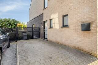 Bent u op zoek naar een instapklare, moderne en energiezuinige woning? Deze halfopen bebouwing in de Steenstraat 115A te Vilvoorde werd gebouwd in 2016 en verkeert in uitstekende staat. Dankzij de aanwezigheid van een warmtepomp, vloerverwarming, zonnepanelen en driedubbele beglazing geniet u hier van een hoog wooncomfort en een bijzonder energiezuinige woning. De woning beschikt over een EPC-label A en de elektriciteit is conform.<br /><br />De woning is als volgt ingedeeld:<br /><br />Gelijkvloers:<br />- Inkomhal<br />- Ruime, open leefruimte bestaande uit woonkamer, eetkamer en keuken<br />- Praktische berging met aansluitingen voor wasmachine en droogkast<br />- Apart toilet<br />- Bijkomende kamer, ideaal als bureau, hobbyruimte, slaapkamer of polyvalente ruimte<br />- Aansluitende badkamer<br />- Rechtstreekse toegang tot de tuin<br /><br />Eerste verdieping:<br />- Nachthal<br />- Ruime slaapkamer met dressing<br />- Tweede slaapkamer<br />- Badkamer<br /><br />Zolderverdieping:<br />- Ruime zolder die momenteel nog volledig kan worden ingericht<br />- Tal van mogelijkheden voor een extra slaapkamer, bureau, hobbyruimte of polyvalente ruimte<br /><br />Buiten beschikt de woning over een aangename zuidoostgerichte tuin, waar u optimaal kunt genieten van het zonlicht. Daarnaast is er een eigen staanplaats voorzien.<br /><br />Een instapklare woning met een moderne indeling, uitstekende energieprestaties en mogelijkheden om de woonoppervlakte verder uit te breiden. Een bezoek is zeker de moeite waard!<br /><br />De eigendom wordt aangeboden via de Pre-sale formule. Op 24/10/2026 tussen 12:00 en 14:00 kan u het huis op afspraak komen bezichtigen en een bod uitbrengen. De vermelde prijs is een instelprijs. Voor meer info, gelieve contact op te nemen met de dossierverantwoordelijke.<br /><br />Bestuursmaatregelen in het maatregelenregister: nee