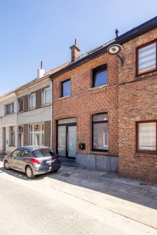 Op zoek naar een instapklare woning waar comfort, stijl en een centrale ligging perfect samenkomen? Deze volledig gerenoveerde woning in het centrum van Temse is absoluut het ontdekken waard.<br /><br />Bij het binnenkomen wordt u meteen verwelkomd in de inkomhal. De moderne open keuken vormt het hart van de woning en sluit naadloos aan bij de gezellige woon- en eetruimte. Dankzij de doordachte indeling geniet u hier van een ruimtelijk en hedendaags gevoel.<br /><br />De woning beschikt over twee volwaardige slaapkamers, badkamer met inloopdouche, dubbele wastafel en toilet. <br /><br />Deze woning is ideaal voor een koppel, een klein gezin alsook als ideale investering.<br /><br />Een extra troef is het gezellige terras, de perfecte plek om in alle rust te genieten van een aperitief, een zomerse avond of een ontbijt in de buitenlucht.<br /><br />De woning werd volledig gerenoveerd en is bijgevolg instapklaar, zonder dat u zich zorgen hoeft te maken over grote renovatiewerken. Bovendien beschikt de woning over een EPC-label B, wat garant staat voor een goede energie-efficiëntie.
