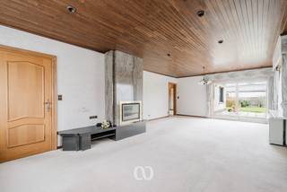 Cherchez-vous une maison exceptionnellement spacieuse avec plus de 300 m² de surface habitable dans un quartier résidentiel calme à Kruisem ? Alors cette propriété vaut absolument la peine d'être découverte.<br /><br />Les chambres très spacieuses, l'immense grenier avec potentiel d'extension et la connexion facile avec la N60 et diverses commodités font de cette maison une opportunité particulièrement intéressante pour ceux qui souhaitent combiner espace et accessibilité.<br /><br />DISPOSITION<br /><br />La maison est actuellement entièrement aménagée au rez-de-chaussée. Vous entrez par le hall d'entrée avec accès au salon lumineux et à la cuisine spacieuse. De plus, la maison dispose d'un très grand espace bureau, de trois chambres à coucher complètes et d'une salle de bains.<br />Cette disposition rend également la maison idéale pour ceux qui veulent vivre au rez-de-chaussée ou combiner vie et travail.<br /><br />En outre, il y a un grenier exceptionnellement grand, partiellement aménagé et offrant encore de nombreuses possibilités d'extension telles que des chambres supplémentaires, un espace de loisirs ou un espace polyvalent.<br /><br />Vous vous imaginez vivre ici dans tout le confort et l'espace ? Alors contactez-nous dès aujourd'hui et planifiez votre visite.