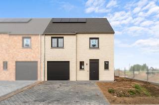 Hectaar bouwt twee halfopen woningen in Wingene. Deze zijn uitgerust met een lucht-water warmtepomp, wat resulteert in een aanzienlijk lagere energierekening en een duurzame woonomgeving. <br />De woningen worden gebouwd op een perceel van 6a13ca (lot 01) en 5a44ca (lot 02) en bieden een bewoonbare oppervlakte van 154,36m². Dankzij de doordachte indeling, grote ruimtes en lichtrijke leefomgeving geniet u hier van maximaal wooncomfort. <br /><br /><strong>Extra troeven van de woningen:</strong>
<ul>
	<li>Op een steenworp van het centrum</li>
	<li>Vloerverwarming in combinatie met lucht-water warmtepomp</li>
	<li>3 volwaardige slaapkamers</li>
	<li>Inpandige garage voorzien van een elektrische garagepoort</li>
	<li>Inclusief schilderwerk en verlichting</li>
	<li>Laminaat in de nachthal en slaapkamers</li>
	<li>Ruime percelen voorzien van omheining en een volledig aangelegde tuin (oprit, terras, grasmatten)</li>
</ul>
Graag meer informatie?<br />Neem contact met ons op voor meer informatie of plan een afspraak in voor een bezichtiging. 
