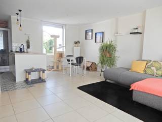 Op wandelafstand van het centrum kunt u deze totaal gerenoveerde en knusse woning terugvinden met gezellig terras, tuintje en uitweg met poortje voor fiets die uitkomt in de Weggevoerdenstraat.<br />Er is heel wat gratis parkeergelegenheid in de buurt.<br /><br />Indeling:<br />GV: inkomhal - woonkamer met centrale verwarming gas - open keuken met elektrisch koken, dampkap, koelkast, vaatwas, combi-oven, spoelbak - washoek/bergruimte - kleine kelderberging - apart toilet.<br /><br />1e V: nachthal - 2 ruime slaapkamers met centrale verwarming gas - badkamer met lavabomeubel, bad, inloopdouche en toilet - kleine berging.<br /><br />2e V: geïsoleerde zolder.<br /><br />Algemeen:<br />- EPC 285 - label C<br />- Bewoonbare oppervlakte: 91 m²<br />- Overal dubbel glas<br />- Wifi aanwezig<br />- Lichtarmaturen aanwezig<br />- Overal rolluiken<br />- American store blijven aanwezig<br />- Vrij vanaf 01/09/2026<br /><br />Huurprijs: € 785/maand.<br /> 