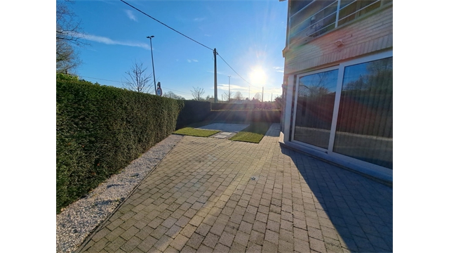 Een mooi gelijkvloers appartement met terras en 2 autostaanplaatsen - foto 5