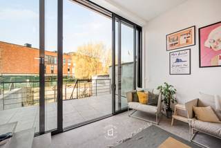 <strong>KIJKDAG ZATERDAG 28 MAART (OP AFSPRAAK). Deze moderne Bijna-Energieneutrale woning uit 2020</strong> heeft een bewoonbare opp. van 155 m² en voldoet aan de nieuwste energienormen. De woning staat garant staat voor kwalitatieve architectuur en een doordacht ontwerp met verrassend veel ruimte. <strong>De verkoop vindt plaats onder het gunstige stelsel van registratierechten, waardoor er GEEN BTW van toepassing is.</strong> <strong>Het gelijkvloers </strong>is functioneel ingericht met een inkomhal, een technische wasplaats/fietsenberging, een gastentoilet, een 1ste  ingerichte badkamer en een polyvalente ruimte/slaapkamer. Deze laatste is voorzien van een eigen keuken en is multifunctioneel inzetbaar als extra leefruimte, hobbykamer, studio of praktijkruimte. <strong>Op de 1<sup>e</sup> verdieping </strong>bevindt zich een lichtrijke keuken en leefruimte die door de hoge plafonds, het open zicht en de grote glaspartijen een bijzonder ruimtelijk gevoel geniet. Deze verdieping staat in directe verbinding met het terras en de zuidwest gerichte tuin, die tevens via de achterzijde toegankelijk is.<strong> De 2<sup>e</sup> verdieping </strong>beschikt over 2 slaapkamers en een 2<sup>e</sup> ingerichte badkamer, terwijl een zolder extra stockageruimte biedt. <strong>TECHNISCH is de woning hoogwaardig uitgerust met zonnepanelen, vloerverwarming en ventilatiesysteem D, wat resulteert in een uitstekende EPC-score van 25 (Label A).</strong> Door de omliggende publieke ruimte, waaronder een speeltuin achteraan en een (bewoners)parking vooraan, geniet de woning van een aangenaam open zicht aan beide zijden. <strong>De locatie in een rustige doodlopende straat biedt een uitstekende mobiliteit </strong>met tramhaltes en supermarkten in de directe omgeving en een vlotte ontsluiting naar de E17 en E40.<strong> De verkoop geschiedt via een systeem van gesloten omslag met een richtprijs van € 499.000.</strong> Biedingen dienen schriftelijk te worden uitgebracht uiterlijk op maandag 30 maart 2026. De kijkdag vindt plaats op zaterdag 28 maart, uitsluitend op afspraak. Voor het volledige verkoopdossier of het vastleggen van een bezoek kunt u contact opnemen via stephanie@immodelestre.be. ELEKTRICITEIT CONFORM TOT 2046. <br /><br /> 