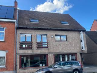 <p>Woning te huur in de Guldensporenstraat, Harelbeke, nabij openbaar vervoer en invalswegen.</p>

<p> </p>

<p>Deze gezinswoning biedt een praktische indeling: Op het gelijkvloers heb je de inkomen van de woning. Op de eerste verdieping bevinden zich de grote leefkeuken met berging , ruime woonkamer met groot terras, toilet en wasberging. Op de tweede verdieping zijn er drie slaapkamers met een badkamer uitgerust met inloopdouche, bad, lavabo en toilet. Er is één buiten parkeerplaats aanwezig bij het gebouw</p>

<p> </p>

<p>Belangrijkste ruimtes:</p>

<p>• Woonkamer met veel lichtinval en directe toegang tot het terras</p>

<p>• Keuken met functionele indeling</p>

<p>• Drie slaapkamers</p>

<p>• Badkamer met douche, ligbad</p>

<p>• Berging voor extra opslag</p>

<p>• twee toiletten</p>

<p>• Terras (50 m²)</p>

<p>• Staanplaats voor de wagen</p>

<p> </p>

<p> </p>

<p>Neem vandaag nog contact op met je ERA-makelaar voor een bezoek.</p>

<p> </p>

<p>JOUW DROOMHUIS. ZO GEVONDEN!</p>