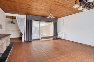 Deze te renoveren halfopen gezinswoning met drie slaapkamers is rustig gelegen in een zeer gunstige omgeving, in Oostham. Alle voorzieningen bevinden zich op wandelafstand. Dankzij de nabijheid van de N141 en de E313 zijn zowel de woning als de omliggende gemeenten vlot bereikbaar.<br /><br />Indeling:<br />We betreden de woning via de inkomhal, die meteen toegang biedt tot de ruime woonkamer met airco. Aansluitend bevinden zich de keuken, een berging en de nachthal. Aanpalend aan de keuken bevindt zich de ruime garage, voorzien van aansluitingen voor wasmachine en droogkast. Via een valtrap is ook de ruime zolder bereikbaar.<br /><br />Via de nachthal bereiken we de drie slaapkamers, waarvan de grootste uitgerust is met airco, het aparte toilet en de badkamer met bad en wastafel.<br /><br />Verder beschikt de woning over een ruime veranda.<br /><br />Buiten kan er volop genoten worden van het buitenleven op een perceel van maar liefst 8 are en 10 ca. De tuin is steeds zeer goed onderhouden en biedt de nodige rust.<br /><br />Extra troeven:<br />- Airco in de woonkamer en de grootste slaapkamer<br />- Condenserende ketel op stookolie van 2022<br />- Geen renovatieplicht (EPC-label D)<br />- Rustige en gunstige ligging<br />- Camerabewaking<br /><br />Voor meer informatie of een bezoek, neem contact met ons op via info@vastengoed.be of bel naar 014/72 73 74.<br /><br />Wenst u een gratis schatting van uw eigendom? Neem contact met ons op via 014/72 73 74.