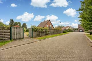 <strong>Instapklare woning met 4 slaapkamers op een perceel van 865 m²<br /></strong>4 slpks I zonnepanelen I EPC B I recent vernieuwd<br /><br /><strong>Zeer gunstig gelegen</strong> in een rustige verkaveling maar vlakbij het centrum met winkels, scholen en openbaar vervoer en met een vlotte bereikbaarheid naar omliggende gemeenten en NL<br /><br />Deze instapklare en energiezuinige woning werd <strong>in 2020 grotendeels vernieuwd </strong>en bestaat uit een inkomhal met vestiaire, een ruime en lichte leefruimte met vloerverwarming en een gezellige palletkachel en kijkt uit op groen. De ruime recente keuken werd ingericht met een groot gasvuur, een dampkap, twee combi-ovens, een koelkast en vaatwasser en geniet van heel wat kastruimte. Aansluitend hieraan een grote en handige berging en koele en droge voorraadkelder. Verder een gastentoilet, wasplaats/berging met aparte douche en een inpandige garage met automatische poort. <br /><br />Op de eerste verdieping treffen we <strong>4 </strong><strong>slaapkamers</strong> op een mooie tegelvloer en een recente en lichte badkamer die werd ingericht met een grote inloopdouche, een wastafel en spiegelkast en een aparte toilet op de nachthal.<br /><br />De woning werd in 2020 grotendeels vernieuwd door het plaatsen van <strong>nieuwe ramen, vloerverwarming beneden, badkamer boven, een nieuwe verwarmingsketel, keuken, vloeren en elektriciteits aanpassingen. </strong><br /><br />Deze aangename hoekwoning wordt omringd door groen en beschikt eveneens over een grote aparte garage van +/- 24 m² die bereikbaar is vanuit de zijstraat<br /><br />Zij werd tevens voorzien van <strong>33 zonnepanelen met groenestroomcertificaten </strong>waardoor men een laag energieverbruik heeft. En de koper nog enkele jaren kan genieten van een teruggave.<br /><br /><strong>Bijzonderheden:</strong><br />-Recent vernieuwd 2020<br />-Kruipkelder onder de woning<br />-33 zonnepanelen met groenestroomcertificaten (<strong>EPC B label)</strong>
