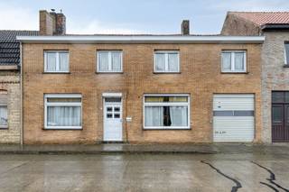 Looking for a renovation project with space and potential in a quiet, rural environment? Discover this spacious house with garden and garage in the Beverenstraat in Leisele (district of Alveringem), on a 380 m² plot.This house to be renovated enjoys a smooth connection to Veurne, the E40 and the coast, while still being able to live here in peace and quiet.LAYOUTGround floor:- entrance- guest toilet- bright living space- kitchen- spacious garageThe first floor offers a lot of space and can be completely redesigned into several full-fledged bedrooms and/or a bathroom as desired.There is also an extra attic space above the garage, ideal as a hobby room, storage room or additional room.GENERAL:- land area 380 m²- quiet location- garage with extra attic- lots of optionsThis property is subject to the renovation obligation imposed by the Flemish government for residential buildings (unless demolished within 5 years of purchase). For more information, consult the website of the Flemish Energy and Climate Agency at https://www.vlaanderen.be/een-woning-kopen/renovatieverplichting-voor-residentiele-gebouwen