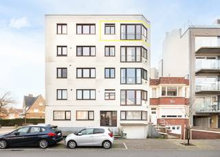 Appartement rénové d'une chambre à vendre au quatrième étage de la résidence Porto Rico. La propriété bénéficie d'un emplacement central mais calme...