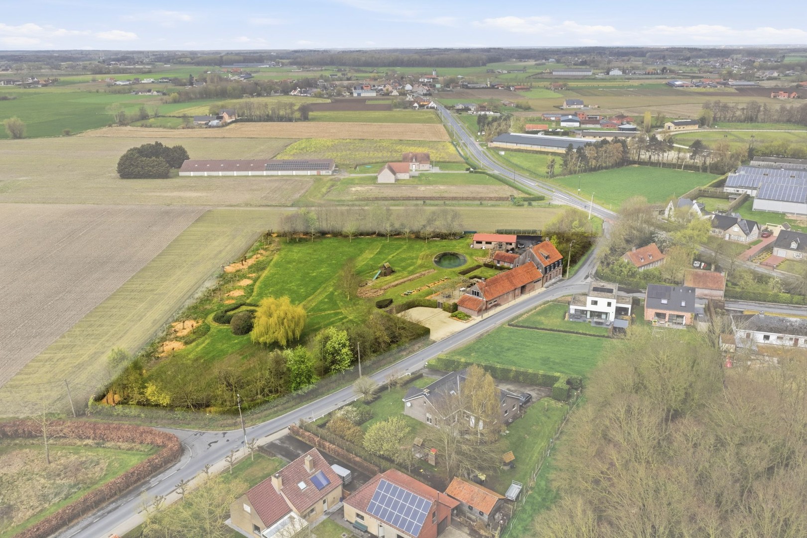 Ruime villa op een prachtig perceel van 11.110m² in groene omgeving! - foto 2