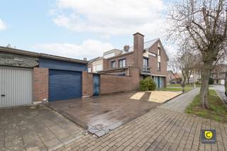 <p><span>Charmante maison d'angle dans un quartier accueillant pour les enfants</span></p><p><span> </span></p><p><span>Située sur une place tranquille et verdoyante, cette charmante maison d'angle offre tout ce dont vous avez besoin pour une vie de famille confortable. Construite en 1971, mais méticuleusement entretenue depuis, c'est la maison idéale pour ceux qui recherchent la paix et la tranquillité, avec un accès facile à toutes les commodités.</span></p><p><span> </span></p><p><span>Rez-de-chaussée<br />En</span><span> entrant, vous pénétrez dans un espace de vie lumineux et spacieux, suivi de la cuisine ouverte, avec les appareils électroménagers associés. Il y a également un débarras pratique et une salle d'eau pratique. La propriété dispose également d'un garage spacieux et d'une allée, idéale pour plusieurs véhicules.</span></p><p><span> </span></p><p><span>PREMIER ETAGE<br />Le</span><span> premier étage offre trois chambres généreuses et une salle de bains bien équipée, ce qui rend la propriété idéale pour une famille.</span></p><p><span> </span></p><p><span>ETAGE INFÉRIEUR<br />Le</span><span> grenier, accessible par un escalier en colimaçon, offre la possibilité de créer deux chambres supplémentaires, ce qui rend la propriété encore plus flexible pour vos besoins.</span></p><p><span> </span></p><p><span> </span></p><p><span>AVANTAGES SUPPLÉMENTAIRES </span></p><p><span> </span></p><ul><li><span>Nouveau toit (2016)</span></li><li><span>Fenêtres rénovées (arrière : 2011, avant : 2013)</span></li><li><span>Volets électriques dans toute la maison</span></li><li><span>Isolation des murs creux (2012)</span></li><li><span>Jardin orienté sud-ouest</span></li><li><span>Sans amiante </span></li><li><span>Construction en béton </span></li><li><span>Beaucoup de lumière naturelle </span></li></ul><p><span>Situation et environnement<br />Cette</span><span> propriété est idéalement située pour les familles qui souhaitent combiner la tranquillité d'un environnement verdoyant avec la proximité des commerces, des écoles et des grands axes routiers (A12 et E19). Profitez des promenades à pied et à vélo à proximité et de sa situation centrale entre Anvers, Bruxelles et Malines.</span></p><p><span>Cette propriété offre tout ce qu'une famille peut souhaiter. N'attendez plus et visitez vite pour découvrir cette opportunité !</span></p><p><span> </span></p>