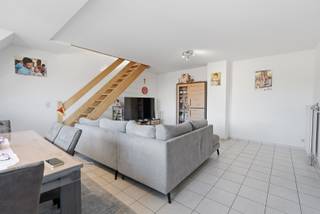 Heel mooi en luchtig appartement tegenover de markt van Oudenburg. Instapklaar met 2 slaapkamers, overloop/bureau mogelijkheid om te gebruiken als 3de kamer, badkamer met ligbad en dubbele lavabo. Een aparte ingerichte keuken. Geen algemene kosten. Huurprijs: 770,00 euro/maand. Vrij vanaf: 01/11/2026. EPC: 169 kWh/m² jaar (ref: OU29178).