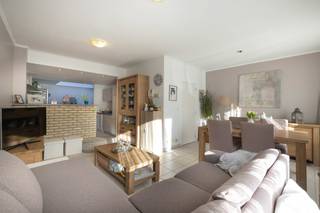 NEDER-OVER-HEMBEEK, in a small building with low service charges, beautiful flat in good condition of ± 74m² located on the ground floor. It...