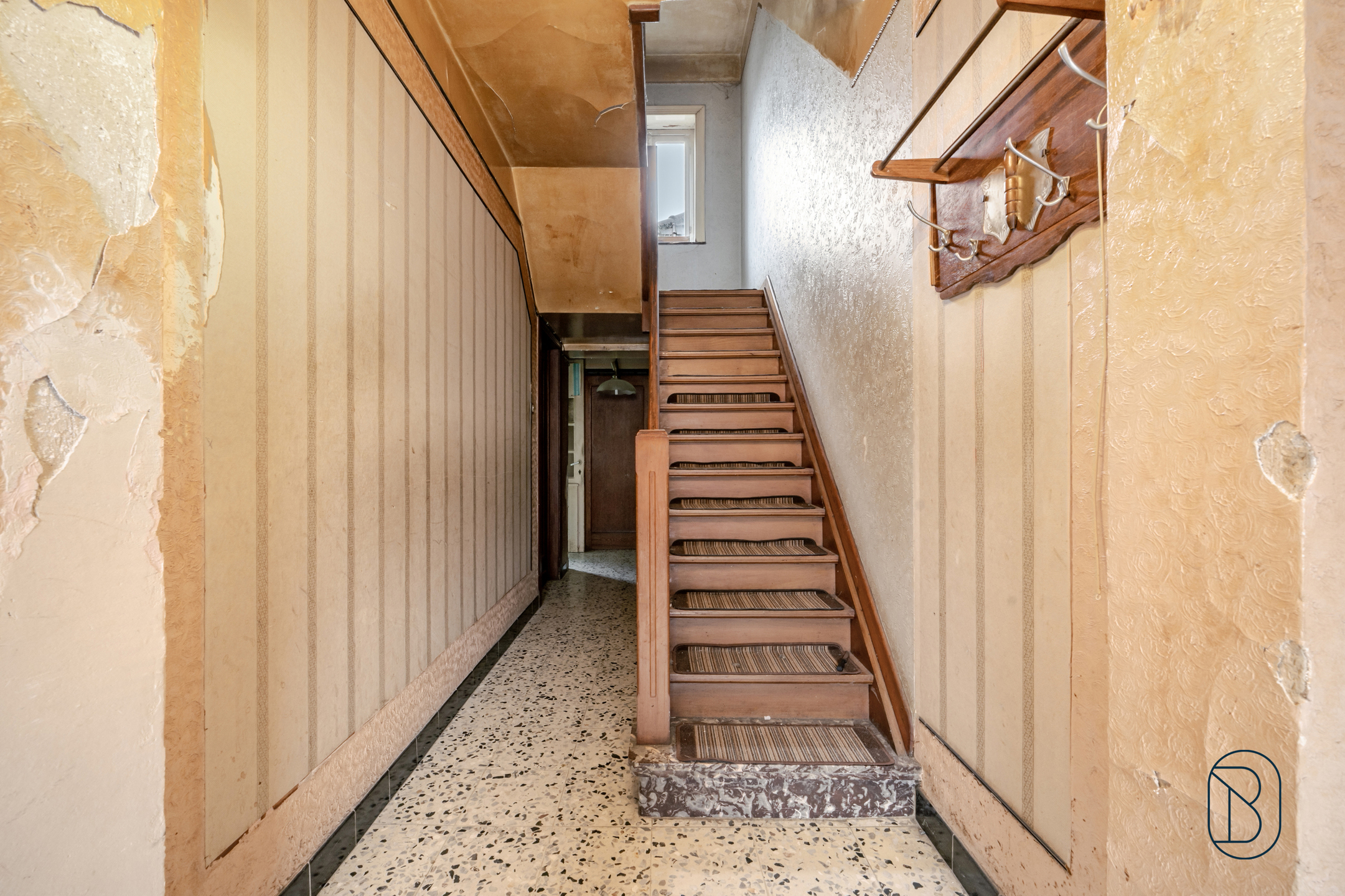 Degelijke woning met oprit en grote tuin + 250 m² bouwgrond! - foto 3