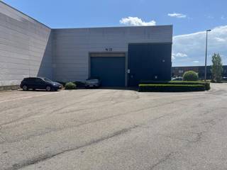 Magazijnruimte van 612m² met een klein kantoor van 72m², Unit 5A, te Kontich.<br />Goed gelegen Unit op ca. 2km van de op- en afrit te Kontich langs de E19.