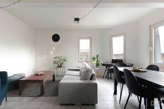 <p>Dit <strong>lichtrijke appartement van 91 m² met twee slaapkamers</strong> is uitstekend gelegen op wandelafstand van het station, openbaar vervoer, winkels en het stadscentrum.<br /><br />Het appartement bevindt zich op de <strong>4e verdieping</strong> en strekt zich uit over de <strong>volledige lengte van het gebouw</strong>, wat zorgt voor een aangenaam ruimtegevoel en uitzonderlijk veel lichtinval. Dankzij de <strong>volledig zuidgerichte ramen</strong> geniet u hier de hele dag van natuurlijk licht.<br /><br />In <strong>2020</strong> werden zowel de <strong>keuken</strong> als <strong>alle ramen</strong> vernieuwd. Daarnaast zijn er <strong>privatieve zonnepanelen</strong> aanwezig, met mogelijkheid tot uitbreiding en het toevoegen van <strong>airconditioning</strong>. <br /><br /><span>Absolute troef is het <b>ruime, zuidgeoriënteerde terras van 20 m²</b> met een <b>prachtig open zicht over Leuven</b>. Een zeldzame meerwaarde op deze centrale ligging.<br /><br /></span><span>Verder beschikt het appartement over een <b>ruime privatieve kelderberging</b>. </span><span></span> De <strong>gemeenschappelijke kosten zijn zeer beperkt</strong> en de <strong>inkomhal van de residentie wordt momenteel opgefrist</strong>.<br /><br />Bent u op zoek naar een comfortabel appartement op een centrale ligging met veel licht en buitenruimte? <br /><br /><span>Contacteer ons vandaag voor een bezoek.</span><span></span></p>