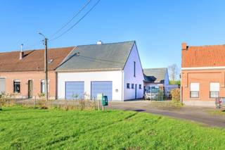 Halfopen bebouwing, gelegen op een royaal perceel van ca 810m² met een mooie straatbreedte van 10,7m. Deze ruime woning, met zorg verbouwd...