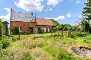 <p><span>Maak kennis met deze unieke eigendom te Geel, gelegen nabij tal van invalswegen en de autosnelweg.</span></p><p><span> </span></p><p><span>Het onroerend goed dient verder gerenoveerd te worden om terug te voldoen aan de hedendaagse woonbehoeften. Het potentieel is hier enorm!</span></p><p><span> </span></p><p><span>De indeling van het goed is als volgt:</span></p><p><span>KELDER</span></p><p><span>GLV: Zit-en eetkamer, wasplaats, keuken (kasten met toestellen), afzonderlijk toilet, berging- en schuurgedeelte</span></p><p><span>VERDIEPING: Nachthal, drie slaapkamers, badkamer (voorzien van hoekbad, lavabo &amp; toilet).</span></p><p><span>ZOLDER</span></p><p><span> </span></p><p><span>Extra info: Opgenomen bewoonbare oppervlakte: 123 m², schuurgedeelte: 80 m², dubbele beglazing (buitenschrijnwerk: hout + PVC), verwarming via infrarood panelen, pellet- en houtkachel, pannendak van hoofdwoning vernieuwd + geïsoleerd, elektrische installatie: CONFORM AREI!</span></p><p><span> </span></p><p><span>Wie op zoek is naar een prachtig project met veel grond (ideaal voor dierenliefhebbers), is hier aan het juiste adres.</span></p><p><span> </span></p><p><span>SBU &amp; bodemattest: In aanvraag.</span></p><p><span> </span></p><p><span>Breng snel een bezoek voor het te laat is! Neem contact op met Kenneth (kenneth.pollet@vastgoedhuys.be) op 0472/03 25 88 of met Melissa (melissa.cardaci@vastgoedhuys.be) op 0486/54 71 80.</span></p><p><span> </span></p><p><span> </span></p>