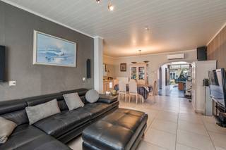 <p>Te koop: woning in de Hoogkamerstraat 71, Temse, nabij openbaar vervoer, invalswegen en het ziekenhuis.</p>
<p>Deze energiezuinige woning (EPC A) biedt een comfortabele indeling en een gunstige ligging. De ruime tuin vormt een groene oase achter het huis, met een garage aan de achterkant voor extra gemak. Dankzij de goede verbindingen en voorzieningen in de buurt is dit een ideale gezinswoning.<br />OPGELET: deze woning is pas beschikbaar 31/12/27</p>
<p> </p>
<p>Belangrijkste ruimtes:<br />• Living (34 m²) met veel lichtinval<br />• Volledig ingebouwde keuken (9 m²) met mogelijkheden<br />• 3 slaapkamers (36 m², 19 m², 7,5 m²)<br />• Badkamer (10 m²) met douche, ligbad, toilet en dubbele wastafel<br />• Berging (8 m²) met aansluitingen voor wasmachine en droogkast, technische ruimte en thuisbatterij<br />• Achterhal (16 m²) deze ruimte kan ingericht worden als bureau<br />• Hal (7 m²) en toilet (2 m²)<br />• Kelder<br />• Garage achteraan de tuin<br />• Tuinhuis</p>
<p>Troeven:<br />• Energiezuinige woning met EPC A<br />• Garage aan de achterkant van de tuin<br />• Ruime tuin</p>
<p>Neem vandaag nog contact op met je ERA-makelaar voor een bezoek.</p>
<p>JOUW DROOMHUIS. ZO GEVONDEN!</p>