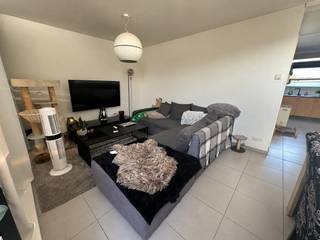Dit aangename duplex appartement met een bewoonbare oppervlakte van 65 m² is gelegen vlakbij het centrum van Torhout in de kleinschalige Residentie 't Bekebosch.<br />Indeling: ruime inkomhal met apart toilet, lichtrijke leefruimte met halfopen uitgeruste keuken (koelkast, vaatwasseer), bij de keuken bevindt zich een praktische berging/wasplaats met toegang naar een terrasje op de achterzijde (perfect voor afvalzakken, tafeltje), op de voorzijde is een ruimer zonnig terras. Op de verdieping bevindt zich de badkamer met inloopdouche en lavabomeubel en de ruime slaapkamer.<br />Er is een gemeenschappelijke fietsenberging en lift in het gebouw.