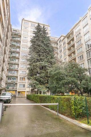 Dit appartement met 2 slaapkamers van ± 99 m², gelegen vlak bij de Europese wijk en het Jourdanplein, is een mooie kans, mits het wordt gemoderniseerd. Het bestaat uit een inkomhal met berging, een lichte woonkamer van ±25 m², een keuken met toegang tot een terras van ±6 m² op het westen, een badkamer met toilet, en twee slaapkamers van ±13,5 m² (met toegang tot het terras) en ±14 m². Een kelder van ±3 m² maakt het geheel compleet.<br /><br />Ideaal gelegen nabij het Jubelpark en het Leopoldpark, geniet deze woning van een gewilde omgeving en een uitstekende bereikbaarheid – metro Schuman. Het appartement heeft een uitstekende EPC-score C+, in overeenstemming met de energie-eisen van het Brussels Gewest tegen 2045, een echte troef voor de toekomst.<br /><br />Momenteel verhuurd voor 900 €/maand (1.134,25 € na indexering in 2026) – vertrek van de huurder voorzien uiterlijk op 30 juni.<br />Maandelijkse lasten: 282,63 € (gemeenschappelijke kosten, verwarming, warm en koud water, reservefonds).<br />Gemeenschappelijke gascondensatieketel (2022) met warmtekrachtkoppeling.<br /><br />Een ideaal pand voor investering of eigen bewoning in een wijk waar veel vraag naar is !<br />
<p><strong>Indeling</strong></p>
<ul>
<li>Oppervlakte ± 99 m²</li>
<li>Hal ± 7,5 m² met berging</li>
<li>Woonkamer ± 25 m²</li>
<li>Keuken met toegang tot het terras</li>
<li>Badkamer ± 4,5 m² met toilet</li>
<li>2 slaapkamers:</li>
<ul>
<li>± 13,5 m² met toegang tot het terras</li>
<li>± 14 m²</li>
</ul>
<li>Terras ± 6 m² op het westen</li>
<li>Kelder ± 3 m²</li>
</ul>
<p><b>Voorzieningen &amp; techniek</b></p>
<ul>
<li>Gemeenschappelijke gascondensatieketel (2022) met warmtekrachtkoppeling</li>
<li>PVC-ramen met dubbele beglazing aan de voorzijde</li>
<li>Houten ramen met enkele beglazing aan de achterzijde</li>
<li>Mechanische rolluiken</li>
<li>Intercom</li>
<li>Elektriciteit niet conform</li>
<li>EPB: C+</li>
</ul>
<p><strong>Financiële informatie</strong></p>
<ul>
<li>Basishuur: 900 €/maand</li>
<li>Geïndexeerde huur 2026: 1.134,25 €/maand</li>
<li>Vertrek van de huidige huurder uiterlijk op 30 juni</li>
<li>Maandelijkse kosten: 282,63 € (gemeenschappelijke kosten, verwarming, warm en koud water, reservefonds)</li>
</ul>
<p><strong>Ligging</strong></p>
<ul>
<li>Gewilde Europese wijk</li>
<li>Op een steenworp afstand van het Jourdanplein</li>
<li>Dicht bij het Jubelpark en het Leopoldpark</li>
<li>Gemakkelijk bereikbaar via metrostation Schuman</li>
</ul>
<p><strong>Potentieel</strong></p>
<ul>
<li>Appartement dat opgeknapt moet worden</li>
<li>Ideaal als investering of eerste aankoop</li>
<li>Uitstekende ligging met grote vraag naar huurwoningen</li>
</ul>