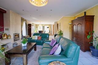 Deze zeer ruime woning in een doodlopende straat in het gezellige Melsele beschikt over een inkomhal met apart toilet dewelke toegang geeft tot...