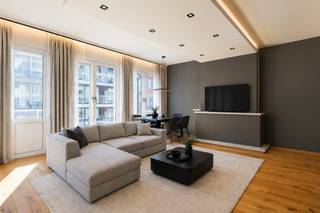 <strong>Knokke: Instapklaar lichtrijk appartement op toplocatie te koop met 2 volwaardige slaapkamers in het centrum van Knokke.</strong><br /><br />Ontdek dit charmante en instapklare appartement, ideaal gelegen aan de Bayauxlaan 4 in Knokke. Dankzij de centrale ligging bevindt u zich op wandelafstand van het bruisende centrum, de zeedijk, Dumortierlaan, en tal van gezellige restaurants en winkels. Perfect als vaste woonst, tweede verblijf aan zee of als investering.<br /><br /><strong>Indeling:</strong><br />Inkomhal met ingemaakte kasten, ruime en lichtrijke leefruimte met toegang tot het terras vooraan, open keuken voorzien van alle apparatuur, berging, badkamer met inloopdouche, apart toilet, 2 volwaardige slaapkamers.<br /><br /><strong>Troeven:</strong>
<ul><li>Centrale ligging nabij centrum en zeedijk, Dumortierlaan.</li><li>Instapklaar.</li><li>Zonnig terras.</li><li>2 volwaardige slaapkamers.</li><li>Privatieve kelderberging en gemeenschappelijke fietsenberging.</li></ul>
Meer informatie? Contacteer Ayita op 0496 13 43 12.